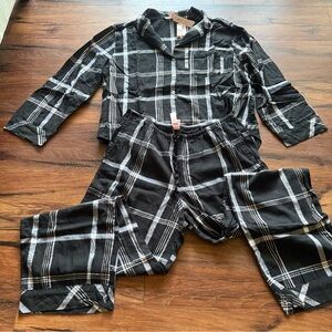 Victoria’s Secret - women’s Med - Black with White & light pink plaid Pajama set